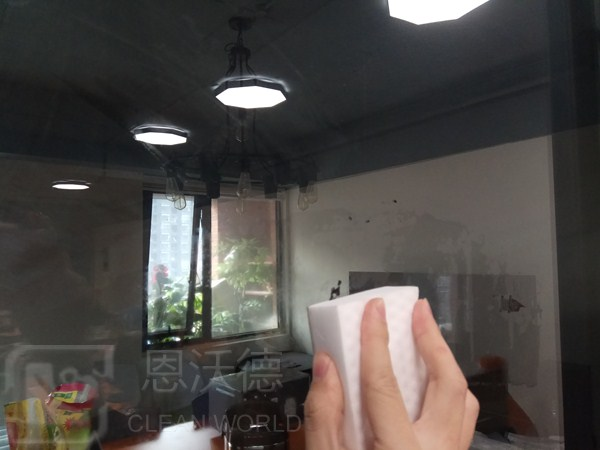 玻璃上的污漬怎用什么去除呢？玻璃上有水垢怎么辦？